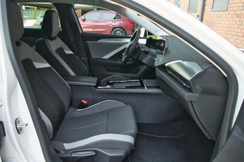 Opel Astra L 1.6 Turbo Plug-in Hybrid голяма снимка 1551 - CrediRent Opel Astra L 1.6 Turbo Plug-in Hybrid голяма снимка 1551