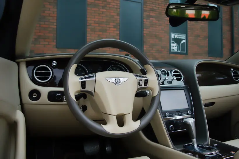 Bentley Continental GTC V8 4.0 голяма снимка 934 - CrediRent Bentley Continental GTC V8 4.0 голяма снимка 934